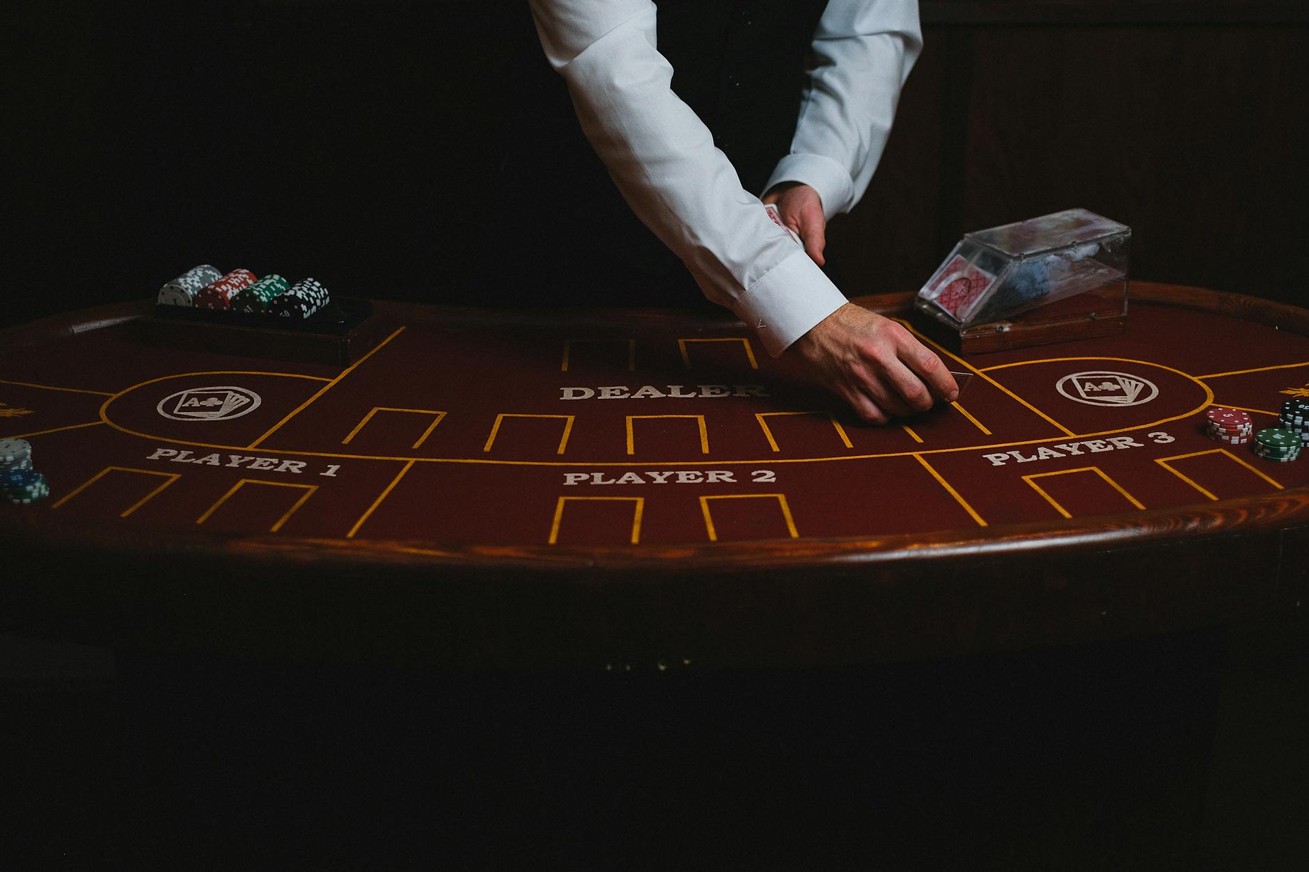 Bàn baccarat với chip cược xếp theo cấp độ tăng dần