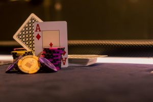 Hình minh họa bảo mật khi chơi poker online với bài, chip và máy tính